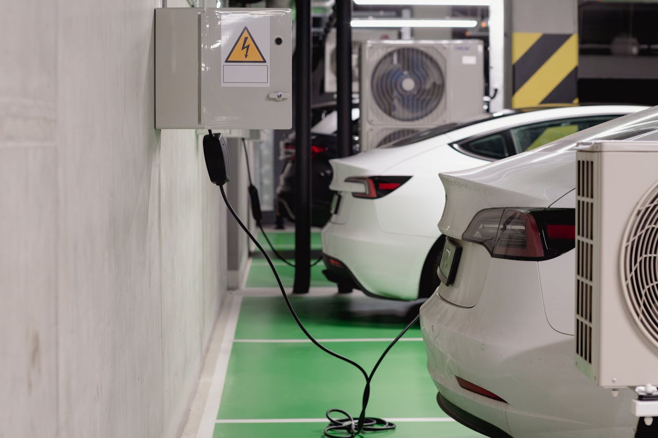 Borne de recharge voiture électrique ou chargeur : que choisir ?